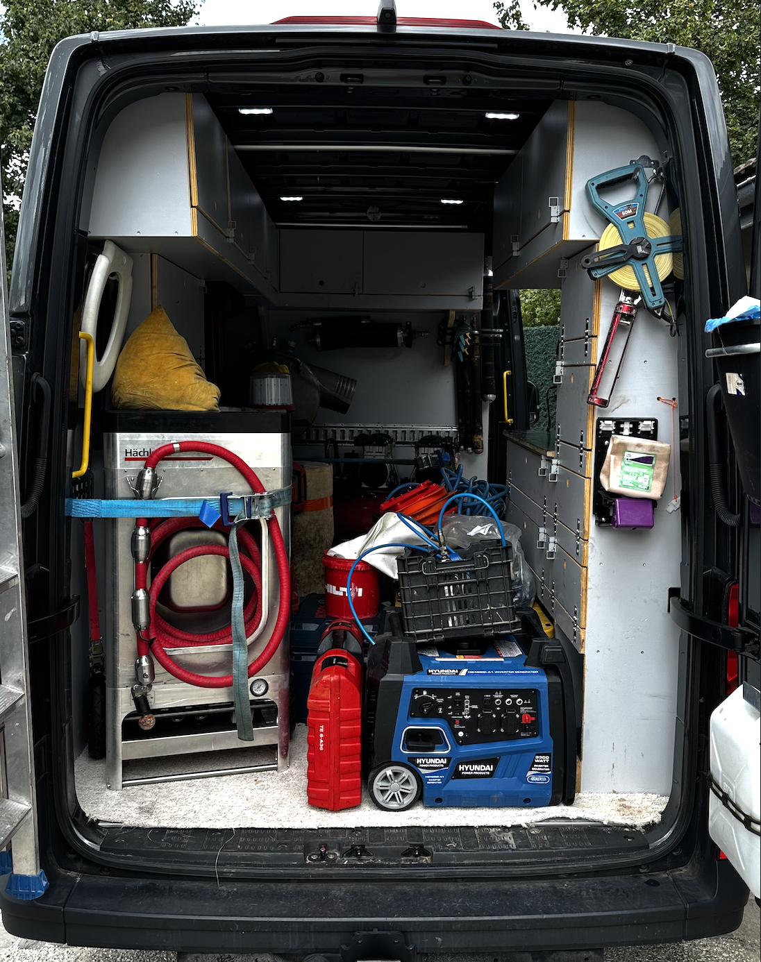 Camion d'intervention de chemisage avec équipement organisé par des professionnels expérimentés