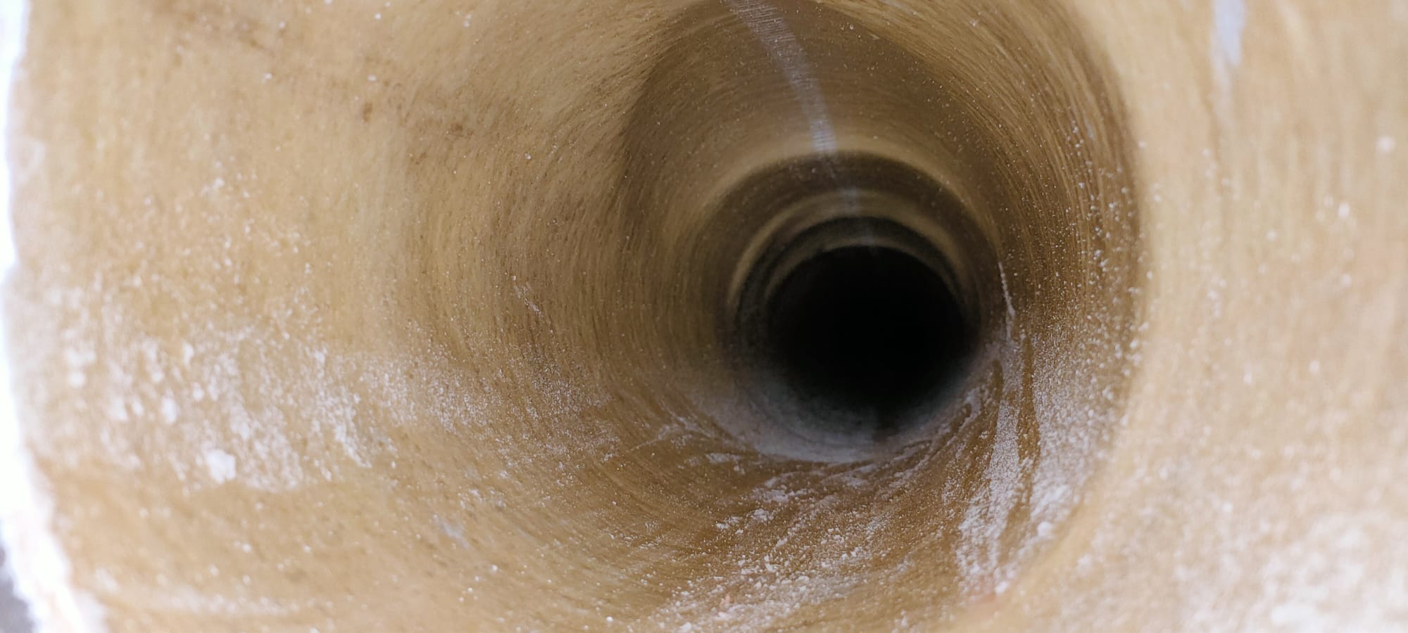 Vue intérieure d'une canalisation rénovée après chemisage, surface lisse et parfaitement étanche - Photo de notre partenaire Expert du Chemisage