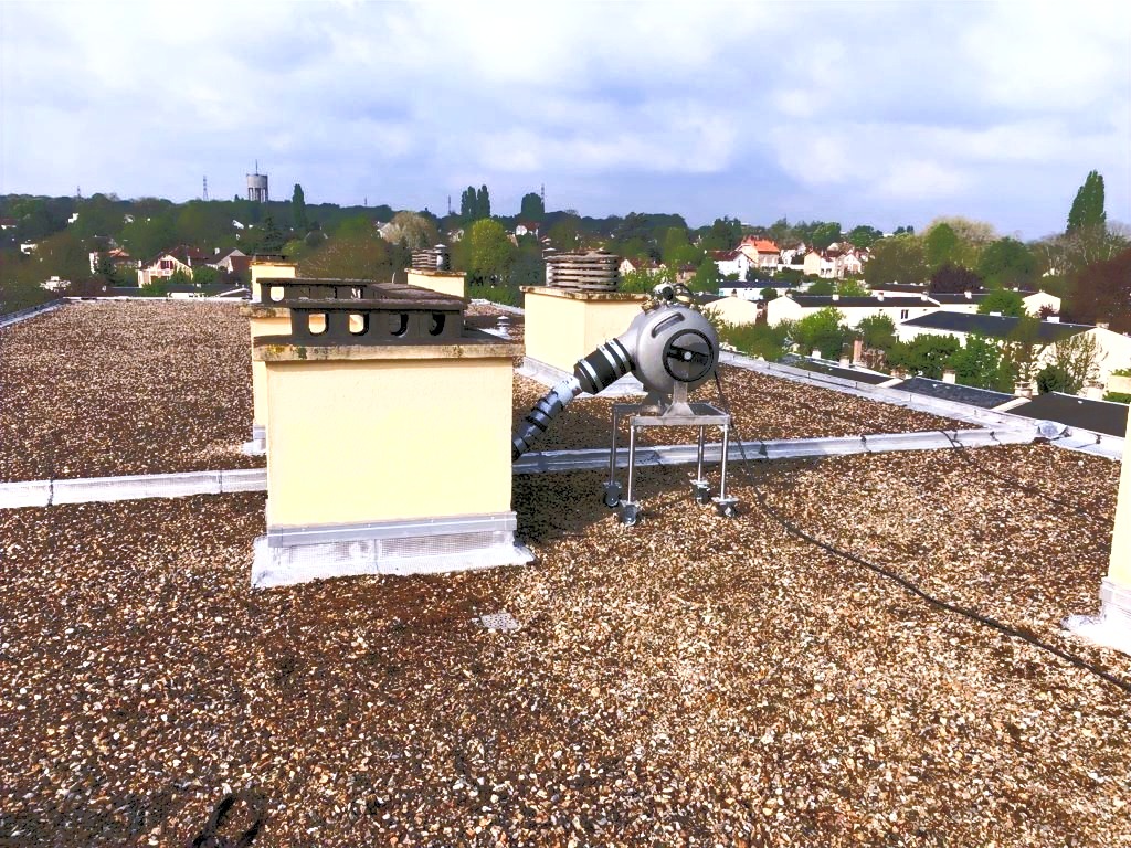 Intervention de chemisage sur toiture avec équipement spécialisé, adaptation aux contraintes d'accès - Photo de notre partenaire Expert du Chemisage