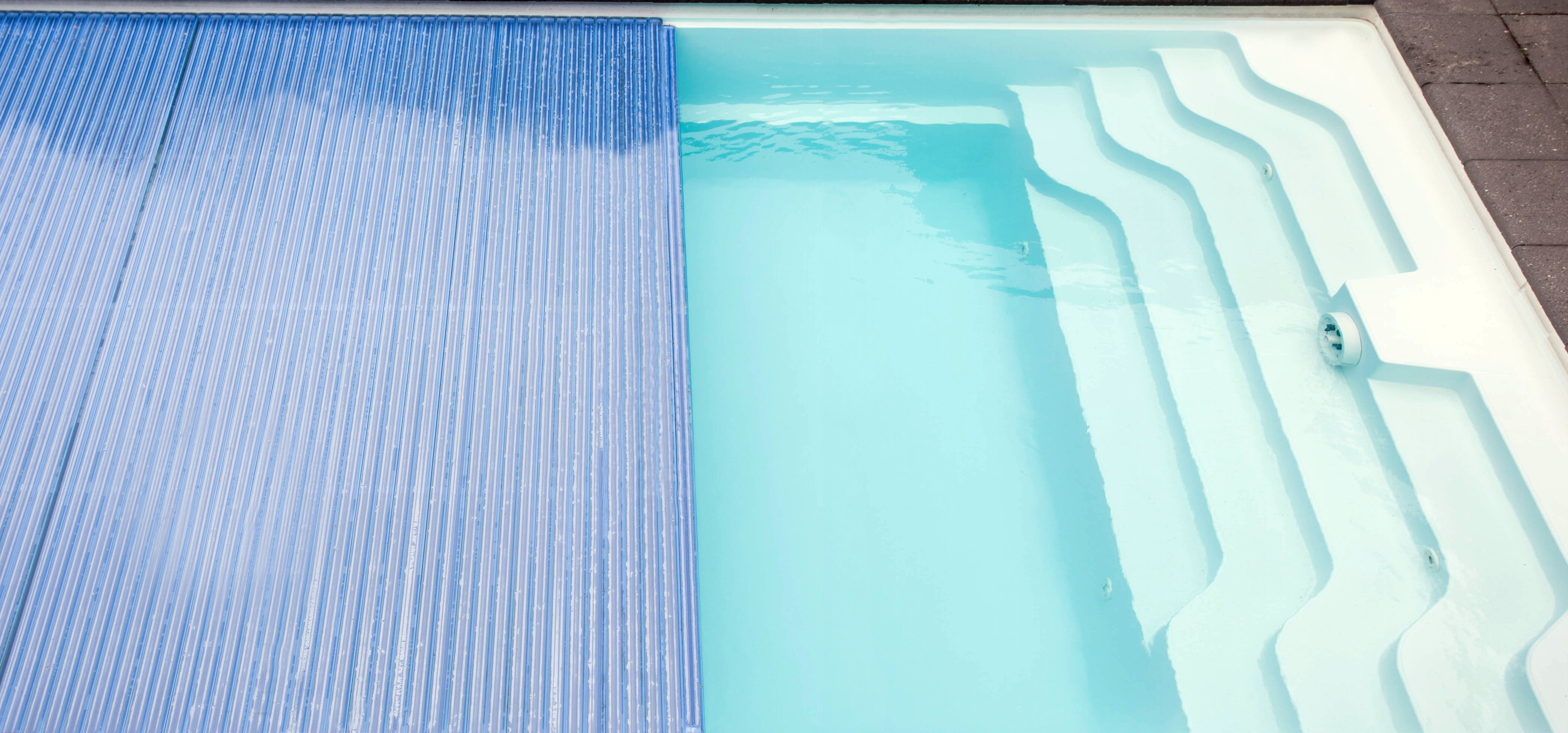 Intervention de chemisage par gaine dans une piscine municipale, couverture de sécurité visible - Photo de notre partenaire Expert du Chemisage
