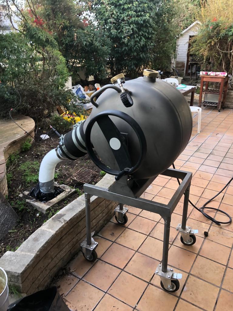 Technicien effectuant une recherche de fuite non destructive avant chemisage chez un particulier - Photo de notre partenaire Expert du Chemisage